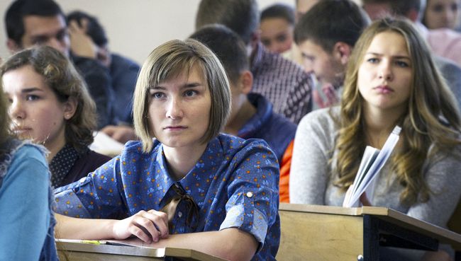 Студенты на лекции. Архивное фото Студенты на лекции. Архивное фото