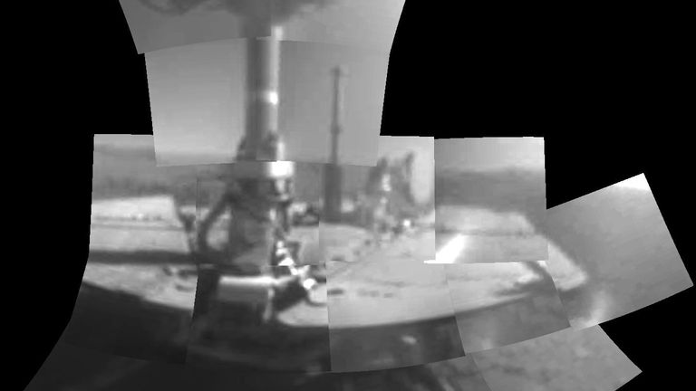 Ровер Opportunity сделал первую в жизни фотографию самого себя, отпраздновав таким образом 5000 день работы на поверхности Марса Ровер Opportunity сделал первую в жизни фотографию самого себя, отпраздновав таким образом 5000 день работы на поверхности Марса
