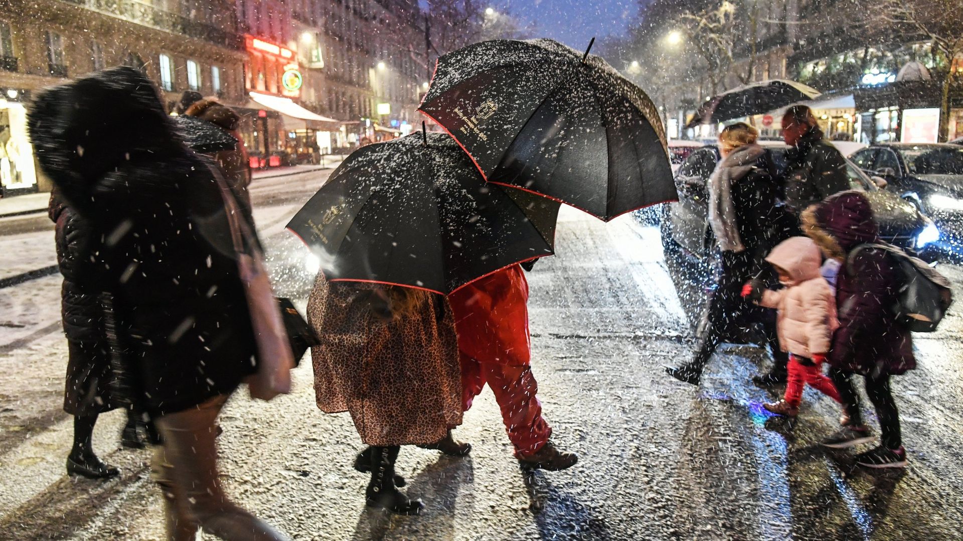 Прохожие на пешеходном переходе во время снегопада в Париже Прохожие на пешеходном переходе во время снегопада в Париже - РИА Новости, 1920, 29.11.2022