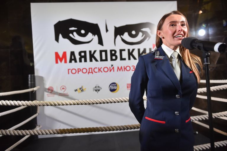 Поэтический баттл, основанный на реальных историях и конфликтах поэтов-современников, на станции метро Маяковская. 27 февраля 2018
