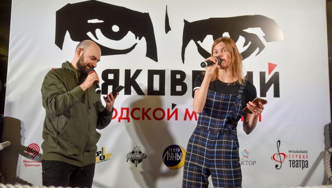 Участники поэтического баттла на станции метро Маяковская. 27 февраля 2018