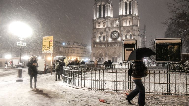 Прохожие возле Собора Парижской Богоматери (Notre-Dame de Paris) во время снегопада в Париже Прохожие возле Собора Парижской Богоматери (Notre-Dame de Paris) во время снегопада в Париже