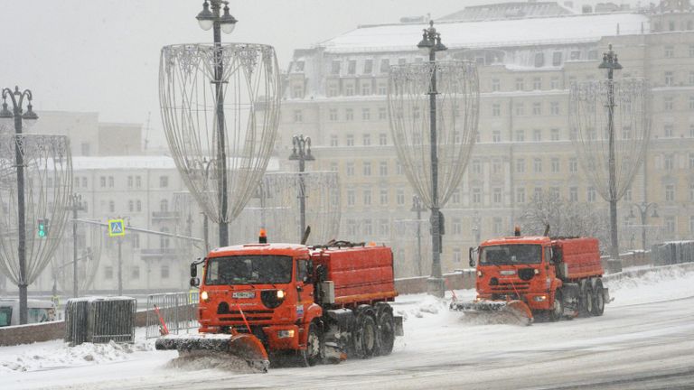 Снегоуборочная техника коммунальных служб Москвы во время ликвидации последствий сильного снегопада Снегоуборочная техника коммунальных служб Москвы во время ликвидации последствий сильного снегопада