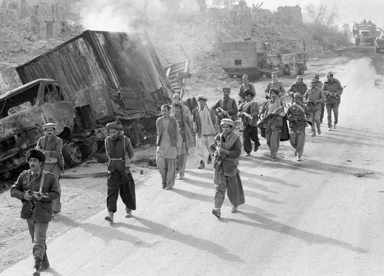 Бойцы народной милиции Афганистана и советские военнослужащие конвоируют захваченных в плен моджахедов. 1985 год Бойцы народной милиции Афганистана и советские военнослужащие конвоируют захваченных в плен моджахедов. 1985 год