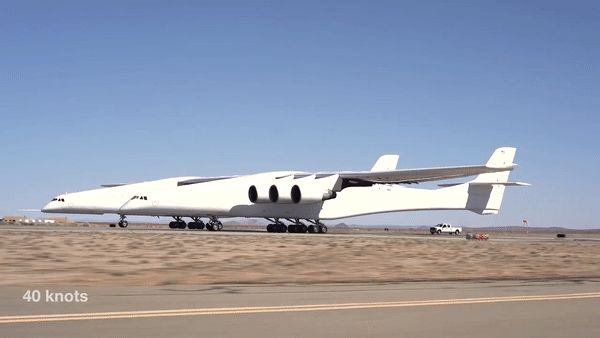 В Сети появилось видео испытаний прототипа самолета Stratolaunch В Сети появилось видео испытаний прототипа самолета Stratolaunch