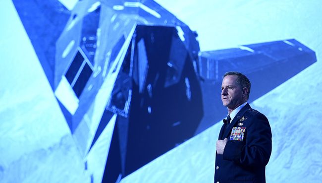 Начальник штаба ВВС США Дэвид Гольдфейн на Симпозиуме Военно-воздушной ассоциации в Орландо, США. Архивное фото Начальник штаба ВВС США Дэвид Гольдфейн на Симпозиуме Военно-воздушной ассоциации в Орландо, США. Архивное фото