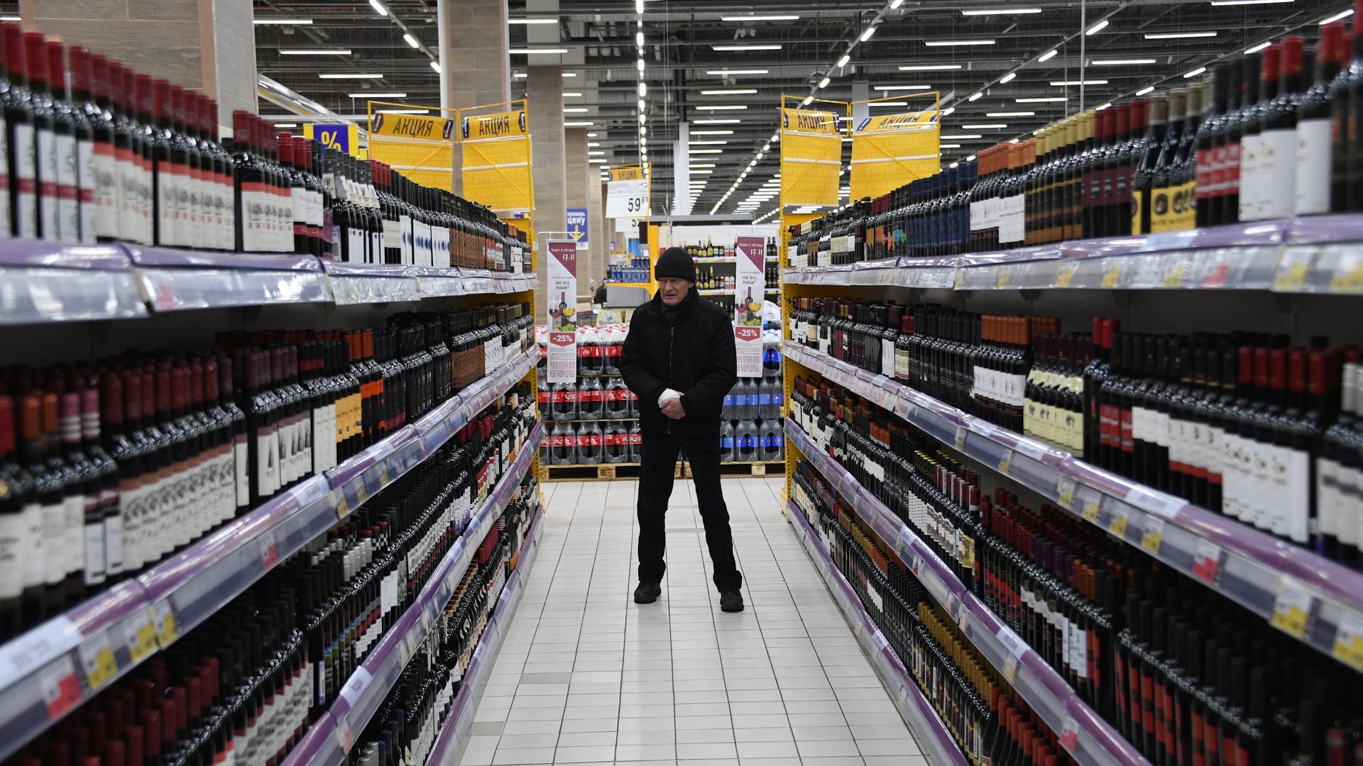 Покупатель в отделе алкогольной продукции в супермаркете Покупатель в отделе алкогольной продукции в супермаркете - РИА Новости, 1920, 20.02.2026