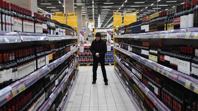 Покупатель в отделе алкогольной продукции в супермаркете Покупатель в отделе алкогольной продукции в супермаркете