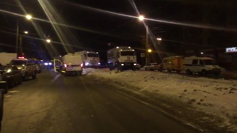 Машины полиции и Росгвардии у дома в Казани, где произошла стрельба