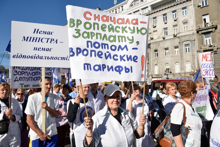Участники акции протеста работников здравоохранения в Киеве