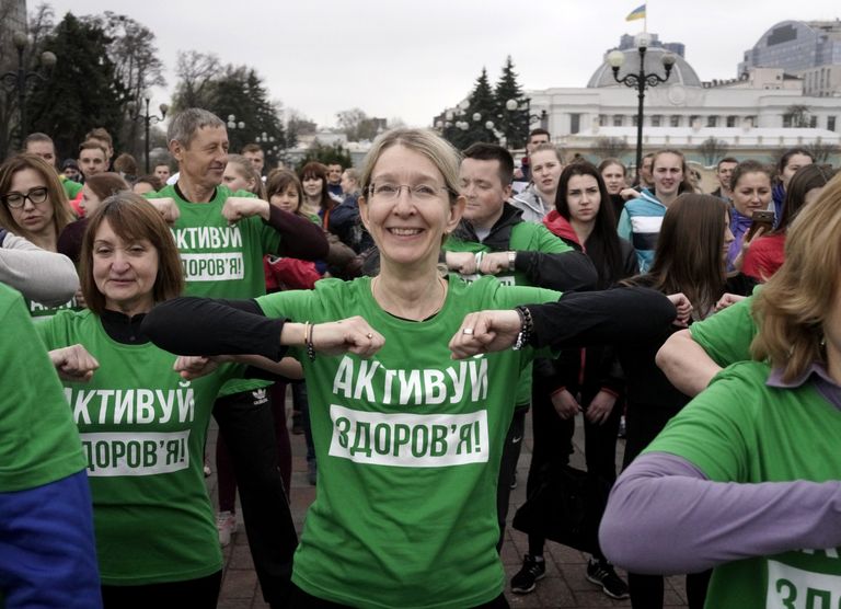 Исполняющая обязанности министра здравоохранения Украины Ульяна Супрун во время зарядки во Всемирный день здоровья в Киеве. 7 апреля 2017 