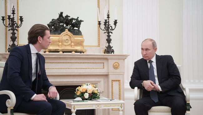 Президент РФ Владимир Путин и канцлер Австрии Себастьян Курц во время встречи. Архивное фото Президент РФ Владимир Путин и канцлер Австрии Себастьян Курц во время встречи. Архивное фото