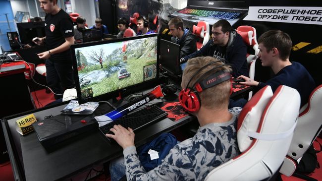 Киберспортсмены играют в World of Tanks. Киберспортсмены играют в World of Tanks.