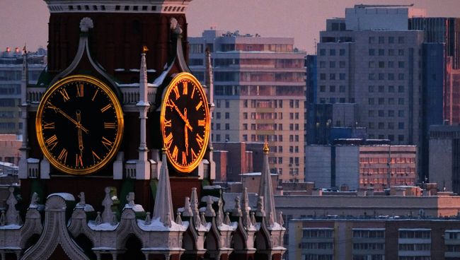 Часы на Спасской башне Московского Кремля Часы на Спасской башне Московского Кремля