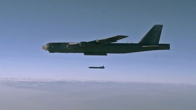 Запуск крылатой ракеты с бомбардировщика B-52. Архивное фото Запуск крылатой ракеты с бомбардировщика B-52. Архивное фото
