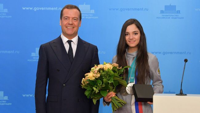 Председатель правительства РФ Дмитрий Медведев и серебряный призер по фигурному катанию Евгения Медведева на церемонии вручения автомобилей российским спортсменам Председатель правительства РФ Дмитрий Медведев и серебряный призер по фигурному катанию Евгения Медведева на церемонии вручения автомобилей российским спортсменам