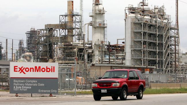 Нефтеперерабатывающий завод ExxonMobil в Техасе. Архивное фото Нефтеперерабатывающий завод ExxonMobil в Техасе. Архивное фото