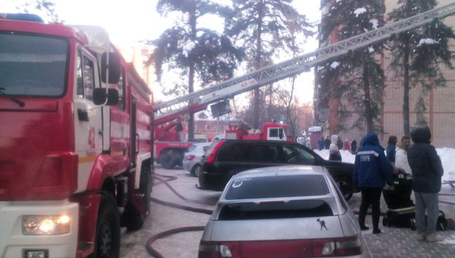 Сотрудники МЧС на месте пожара в городском поселении Раменское на улице Кирова. 1 марта 2018