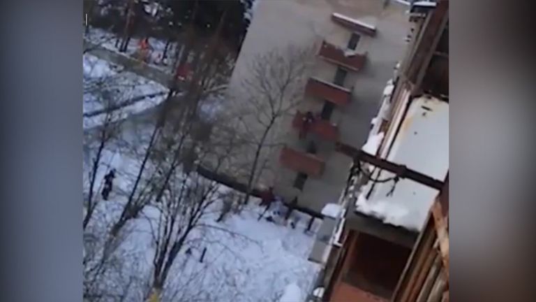 Жильцы загоревшегося в Раменском дома скинули с балкона ребенка, чтобы спасти Жильцы загоревшегося в Раменском дома скинули с балкона ребенка, чтобы спасти