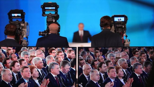 Слушатели на экранах во время ежегодного послания президента Российской Федерации Федеральному Собранию в ЦВЗ Манеж. 1 марта 2018 Слушатели на экранах во время ежегодного послания президента Российской Федерации Федеральному Собранию в ЦВЗ Манеж. 1 марта 2018
