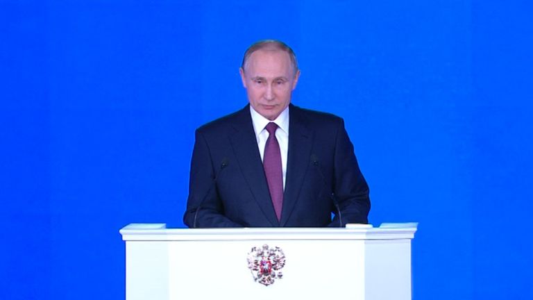 Путин о повышении МРОТ до прожиточного минимума и доходах россиян