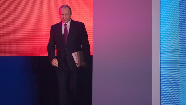 Владимир Путин перед началом выступления с ежегодным посланием Федеральному Собранию в ЦВЗ Манеж. 1 марта 2018 Владимир Путин перед началом выступления с ежегодным посланием Федеральному Собранию в ЦВЗ Манеж. 1 марта 2018