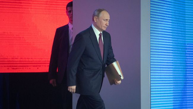 Владимир Путин перед началом выступления с ежегодным посланием Федеральному Собранию в ЦВЗ Манеж. 1 марта 2018