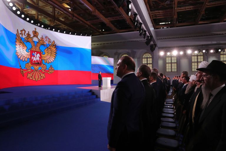 Президент РФ Владимир Путин во время исполнения гимна после выступления с ежегодным посланием Федеральному Собранию Президент РФ Владимир Путин во время исполнения гимна после выступления с ежегодным посланием Федеральному Собранию