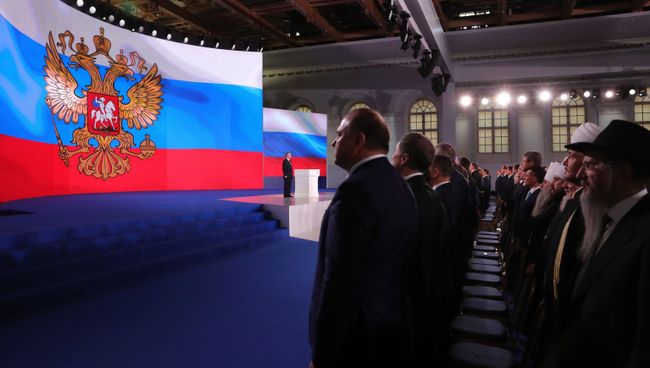 Президент РФ Владимир Путин во время исполнения гимна после выступления с ежегодным посланием Федеральному Собранию Президент РФ Владимир Путин во время исполнения гимна после выступления с ежегодным посланием Федеральному Собранию
