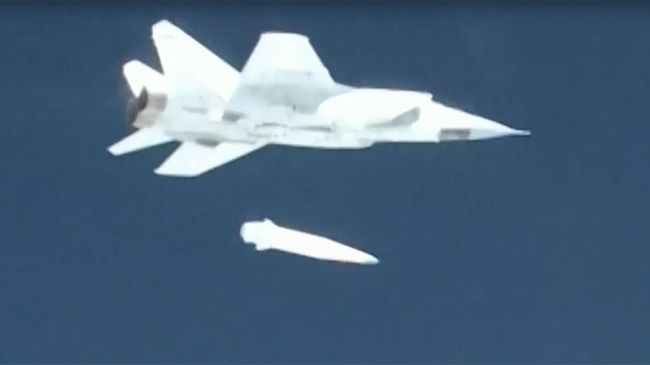 Демонстрация испытания авиационного ракетного комплекса Кинжал во время трансляции послания президента РФ Владимира Путина Федеральному собранию