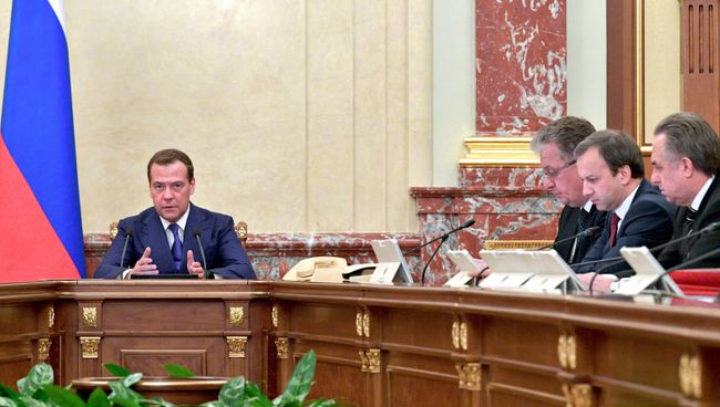 Дмитрий Медведев проводит совещание с членами кабинета министров РФ Дмитрий Медведев проводит совещание с членами кабинета министров РФ