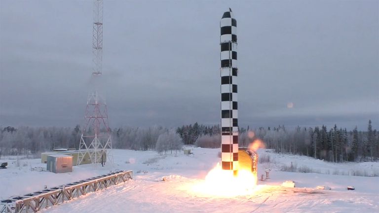 Демонстрация испытаний ракетного комплекса стратегического назначения Сармат во время послания президента РФ Владимира Путина Федеральному собранию Демонстрация испытаний ракетного комплекса стратегического назначения Сармат во время послания президента РФ Владимира Путина Федеральному собранию
