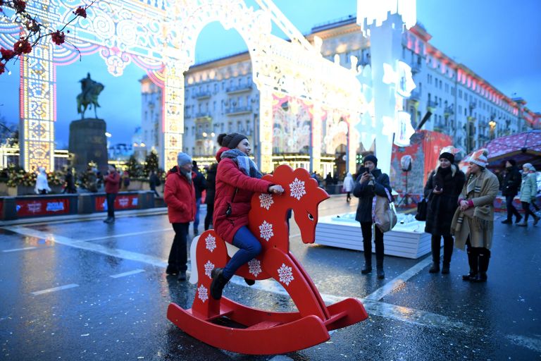 Посетители на фестивале Путешествие в Рождество на Тверской улице в Москве Посетители на фестивале Путешествие в Рождество на Тверской улице в Москве