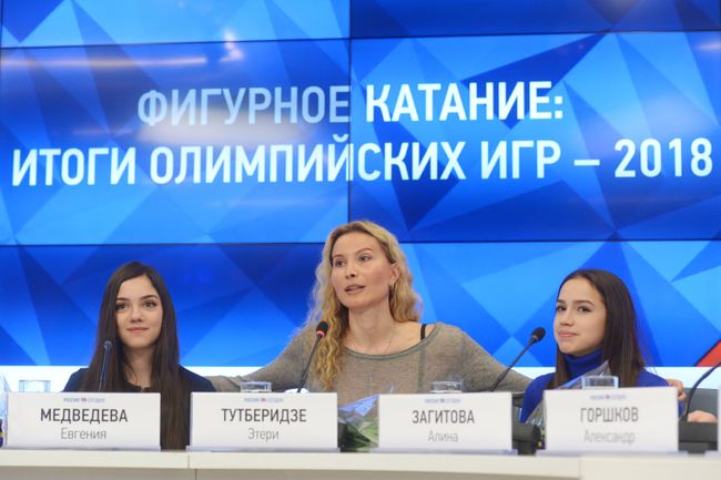 Евгения Медведева, Этери Тутберидзе и Алина Загитова (слева направо) Евгения Медведева, Этери Тутберидзе и Алина Загитова (слева направо)