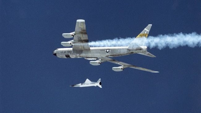 Американский беспилотный экспериментальный гиперзвуковой летательный аппарат X-43. Архивное фото Американский беспилотный экспериментальный гиперзвуковой летательный аппарат X-43. Архивное фото