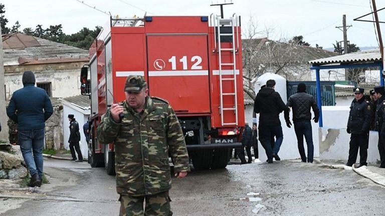 Сотрудники службы спасения возле места пожара в наркодиспансере в Баку. 2 марта 2018