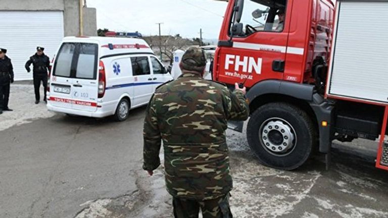 Сотрудники службы спасения возле места пожара в наркодиспансере в Баку. 2 марта 2018