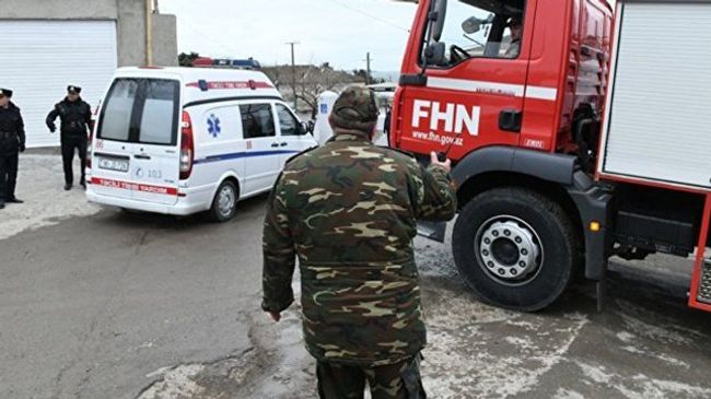 Сотрудники службы спасения возле места пожара в наркодиспансере в Баку. 2 марта 2018