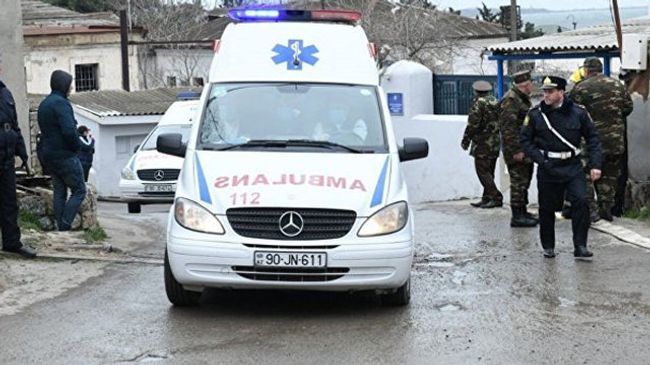 Сотрудники службы спасения возле места пожара в наркодиспансере в Баку. 2 марта 2018 Сотрудники службы спасения возле места пожара в наркодиспансере в Баку. 2 марта 2018