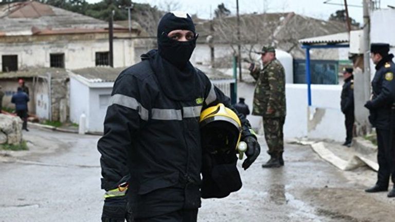  Сотрудники службы спасения возле места пожара в наркодиспансере в Баку. 2 марта 2018