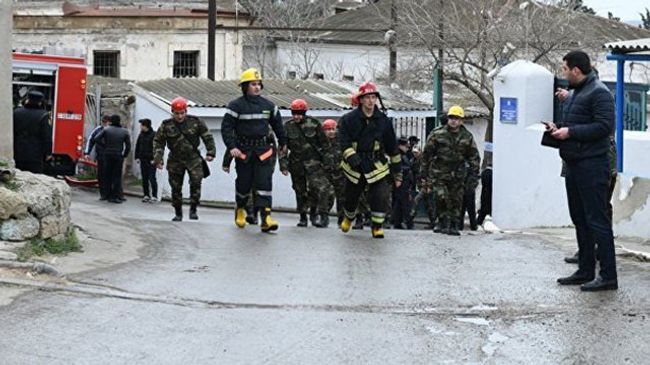 Сотрудники службы спасения возле места пожара в наркодиспансере в Баку. 2 марта 2018 Сотрудники службы спасения возле места пожара в наркодиспансере в Баку. 2 марта 2018