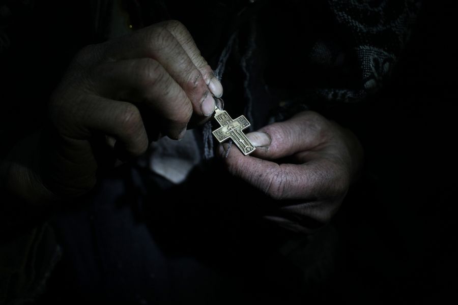 Агафья Лыкова показывает свой нательный крест Агафья Лыкова показывает свой нательный крест