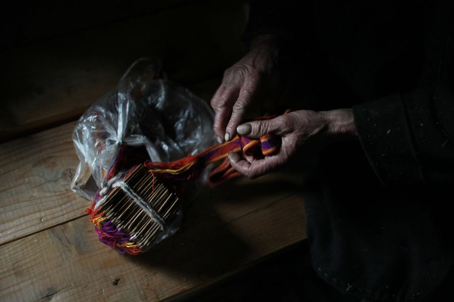 Агафья Лыкова демонстрирует незаконченный именной пояс Агафья Лыкова демонстрирует незаконченный именной пояс