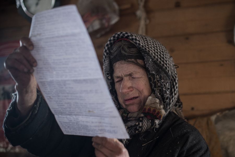 Агафья Лыкова читает письмо, отправленное ей из Боливии Агафья Лыкова читает письмо, отправленное ей из Боливии