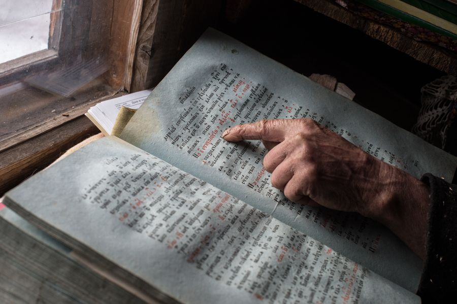 Агафья Лыкова показывает книги, оставшиеся ей от родителей Агафья Лыкова показывает книги, оставшиеся ей от родителей