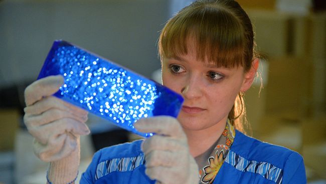 Сотрудница завода проверяет качество изготовленных кристаллов на Южноуральском заводе ОАО Кристалл в Челябинской области Сотрудница завода проверяет качество изготовленных кристаллов на Южноуральском заводе ОАО Кристалл в Челябинской области