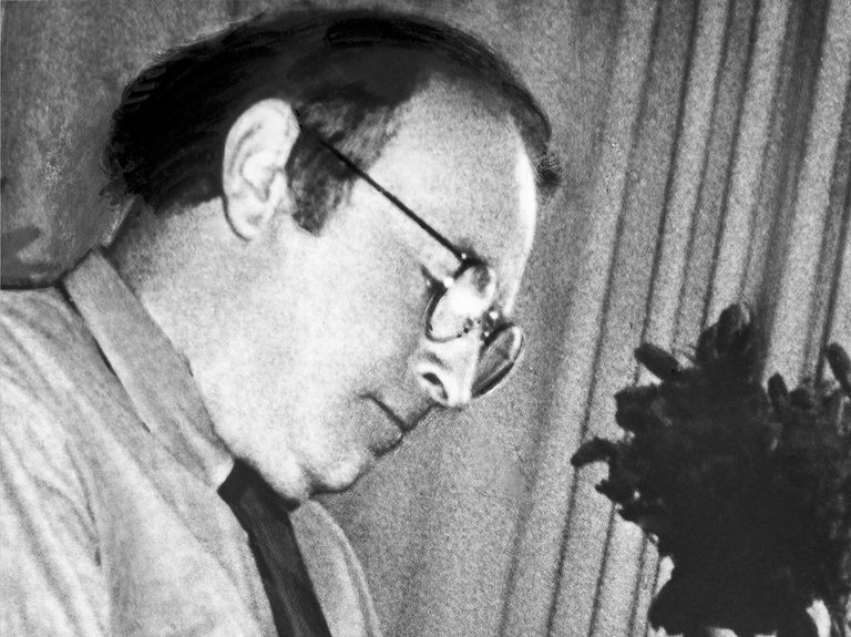 Лауреат Нобелевской премии поэт Иосиф Бродский (1940-1996 гг.) во время работы. 
