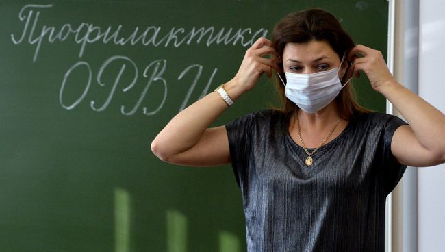 Учительница начальных классов гимназии № 96 в Челябинске объясняет ученикам правила использования медицинских масок в целях профилактики гриппа ОРВИ Учительница начальных классов гимназии № 96 в Челябинске объясняет ученикам правила использования медицинских масок в целях профилактики гриппа ОРВИ
