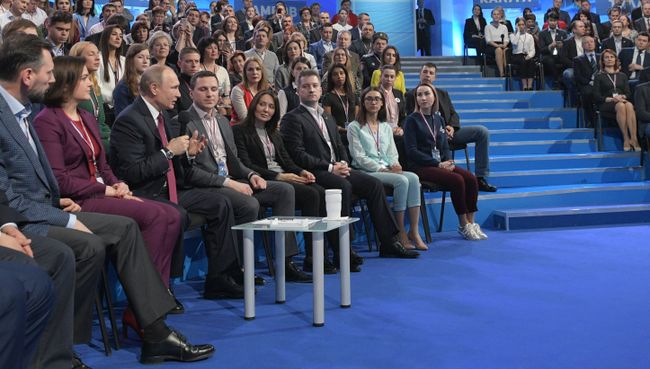 Президент РФ Владимир Путин на пленарном заседании V медиафорума независимых региональных и местных средств массовой инвормации Правда и справедливость. 2 марта 2018 Президент РФ Владимир Путин на пленарном заседании V медиафорума независимых региональных и местных средств массовой инвормации Правда и справедливость. 2 марта 2018