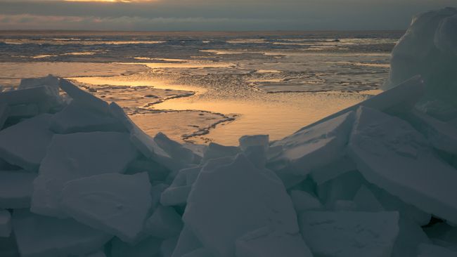 Рассвет на побережье Охотского моря. Архивное фото Рассвет на побережье Охотского моря. Архивное фото